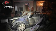Incendia l’auto dell’ex moglie per vendetta ma si ustiona le mani e viene scoperto: arrestato
