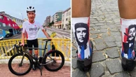 In bici per 210 chilometri da Milano a Zoagli: l’impresa del sindaco Sala coi calzini di Che Guevara
