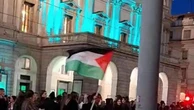 ProPal davanti alla Scala: un'ospite della Fashion week afferra e sventola la bandiera palestinese