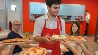 Fuori menù, abbracci e capotavola: le “regole” di PizzAut per i clienti dei camerieri autistici