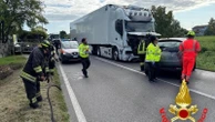 Incidente stradale nel Pavese, morta una persona nello scontro tra un’auto e un tir