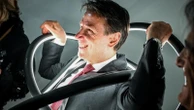 Giuseppe Conte e la foto tra le lampade del Salone del Mobile: “Vicini alle aziende di qualità”