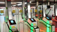 Guasto ai tornelli della metropolitana, ancora disagi su M2 e M3. Atm: “Nessun costo extra”