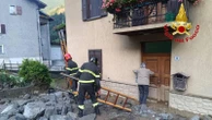 Valtellina, bomba d'acqua a Valdisotto: 50 persone evacuate, fango e detriti per le strade