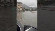 A Como si allaga il lungolago: paratie non funzionanti, sale l'acqua dai tombini