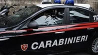 Sequestra in casa e violenta due ragazzine di 15 e 16 anni: fermato un uomo