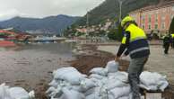 Il lago esonda e arriva in piazza Cavour che diventa “zona rossa”: divieto di accesso anche per i pedoni