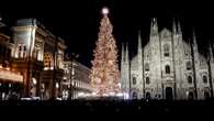 Illuminato in piazza Duomo l’albero delle Olimpiadi 2026: alto 28 metri, illuminato da centomila microled