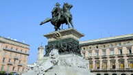 Ripulita la statua di Vittorio Emanuele II in piazza Duomo: a marzo era stata imbrattata di vernice dagli attivisti per il clima