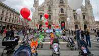 Passeggini vuoti in piazza Duomo a Milano per ricordare i bambini rapiti da Hamas