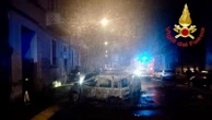 Auto distrutte dalle fiamme in via Barrili a Milano: indagini sulle cause