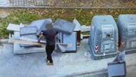 A Rozzano i furbetti dei rifiuti: lasciano mobili vicino ai cassonetti ma la telecamera li riprende