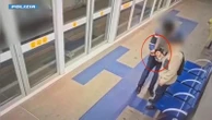 Il rapinatore dei mezzi pubblici: cellulari e codici di sblocco con la minaccia di un coltello | Video