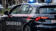 Rapina al supermercato: uomo armato di pistola chiude i clienti nel magazzino