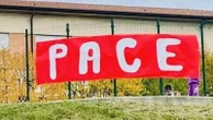Inverigo, torna il cartellone dei bambini con la scritta “Pace” che il sindaco aveva fatto rimuovere