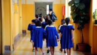 Lascia l’auto in doppia fila per prendere il figlio da scuola: un anziano la schiaffeggia