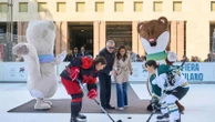 Una pista da hockey su ghiaccio in piazza San Babila: così la città si prepara alle Olimpiadi