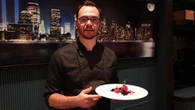 La tartare di Halloween fatta da chef Nelaj: terra nera, carne trita e sangue-lampone