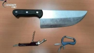 Mariano Comense, seduto al bar con una mannaia sul tavolino terrorizza i clienti: arrestato