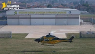 Voli con l’elicottero privato senza licenza, due denunciati: “A rischio passeggeri e traffico aereo”