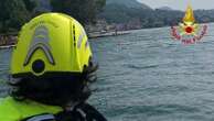 Porto Ceresio, si tuffa nel lago di Lugano ma non riesce a tornare a galla: recuperato dopo un’ora di ricerche il corpo del 23enne