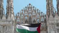 Bandiera della Palestina appesa sulla facciata del Duomo di Milano dall’ex parlamentare dei Verdi (e candidato) Apuzzo