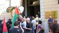 Manifestanti pro Palestina occupano il Palazzo delle Stelline: contatto con la polizia in corso Magenta