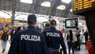 Molestie sessuali a un adolescente a bordo del treno fra Milano e Lecco: arrestato un 24enne