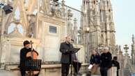 Delpini sulle guglie del Duomo mentre sorge il sole: “Milano mi sorprendi, dietro le vetrine c’è la gente delle meraviglie”