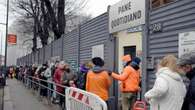 Milano, sempre più poveri in fila per il cibo: mensa aperta in via straordinaria anche a Pasqua