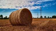 Tragedia in azienda agricola a Vimercate: schiacciato da una balla di fieno da 800 kg, muore a 67 anni