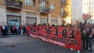 Fumogeni e striscioni al Ticinese per Dax: 500 in corteo ricordano Davide Cesare ucciso 21 anni fa per mano di neofascisti