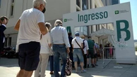 In Lombardia 2.975 casi (12,8%), 44 morti, giù ricoveri