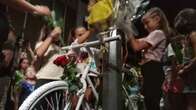 In via Bartolini una folla commossa sommerge di fiori la 'ghost bike' in memoria di Momo