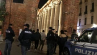 Torna a casa e trova i ladri che lo legano e minacciano per aprire la cassaforte