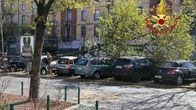 Per il vento forte tegole volate e alberi caduti: in via Tiraboschi colpite due auto parcheggiate