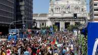 Pride, bandiere e musica: onda arcobaleno invade Milano