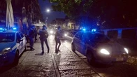 Forzano un posto di blocco e quasi investono un agente: i poliziotti sparano quattro colpi alle gomme dell'auto