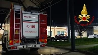 Incendio tetto palazzina: evacuato edificio di 6 piani con 24 appartamenti