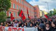 Si allarga la protesta delle tende: 700 studenti in corteo dal Carducci arrivano davanti al Politecnico