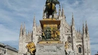 A tre settimane dal blitz di Ultima generazione il monumento equestre in piazza Duomo è ancora sporco di vernice