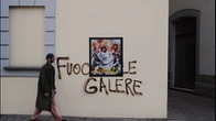 Manifesti artistici sui muri imbrattati: l'idea dei ragazzi autistici di Facciavista contro l'inciviltà