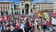 Manifestazione per il diritto alla salute, in 3mila in piazza Duomo: "C'è il rischio che la sanità pubblica scompaia per sempre"