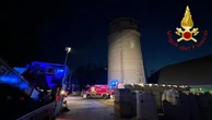 Fiamme e scoppi in un silo alto 30 metri pieno di materiale plastico