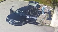I vigili riportano a casa dei proprietari i rifiuti abbandonati in strada: "Se non bastano le multe, spazzatura a domicilio"