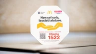 Adesivi nei bagni McDonald's per aiutare le donne vittime di violenza