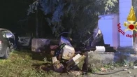 Auto lanciata ad alta velocità sfonda il muro di una recinzione: quattro ragazzi feriti, due gravissimi