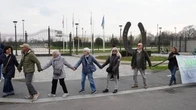 In 3mila per dire no al nuovo stadio sul verde di San Siro: "Giù le mani dalla Maura, no al cemento del Parco Sud"