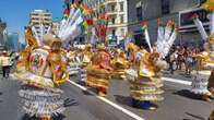 Festa della Madonna di Urkupiña, sfilano e ballano in corso Buenos Aires migliaia di boliviani in costume