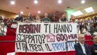 Alla Bicocca protesta degli studenti per chiedere più alloggi, lo striscione contro la ministra Bernini: “Spariti 600 milioni per le residenze universitarie”